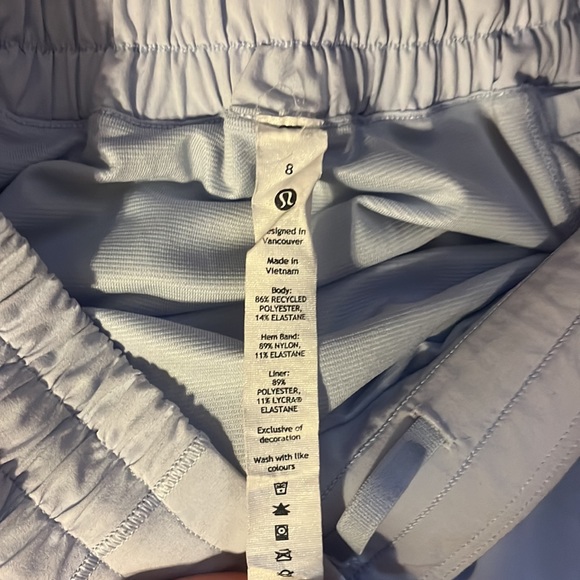 Lululemon Hotty Hot 4in size 8 - Powder Blue - Picture 4 of 5